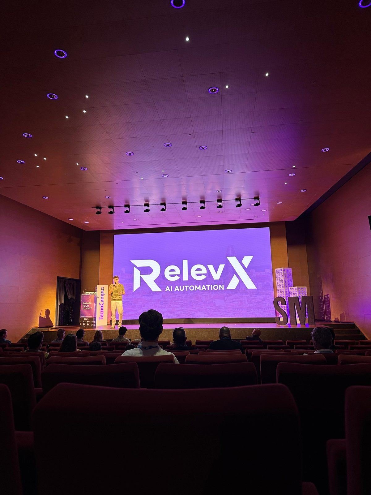 RelevX en el escenario del StartupMat Tech Summit